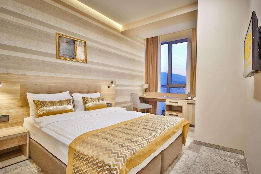 hotel-card