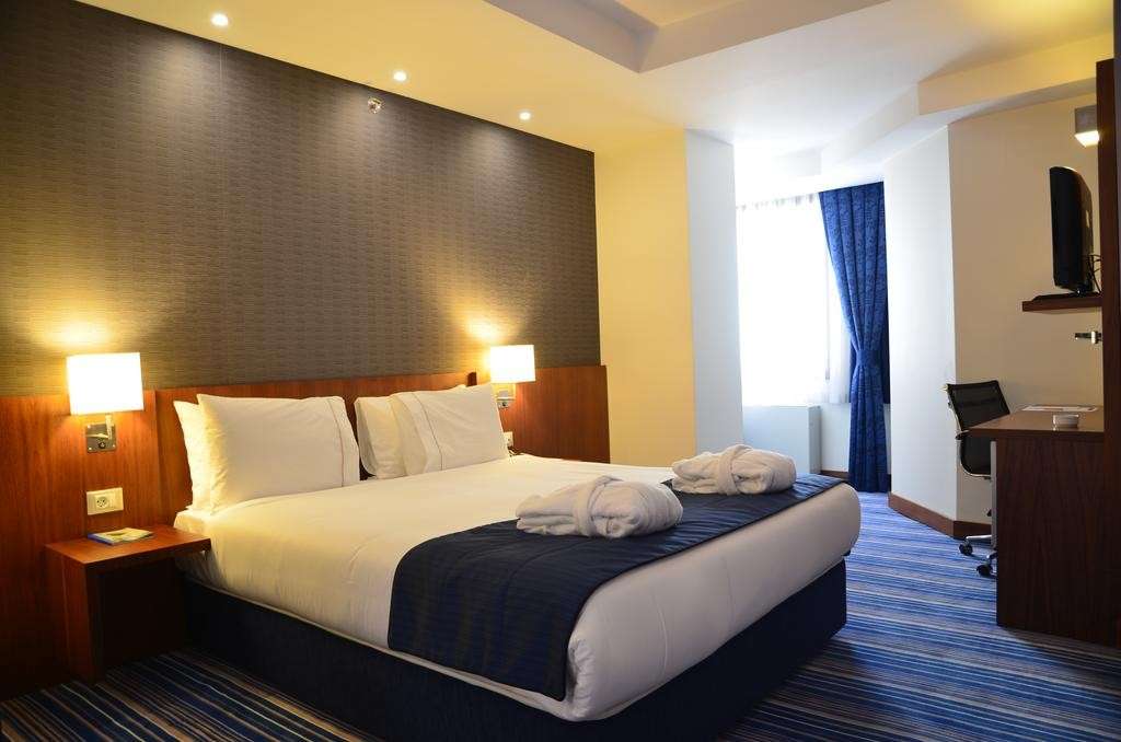 hotel-card